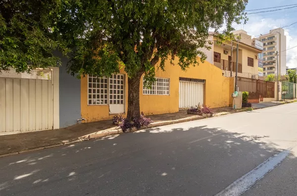 Casa à Venda com 4 Quarto(s), no Bairro Goiabeiras, Cuiabá.