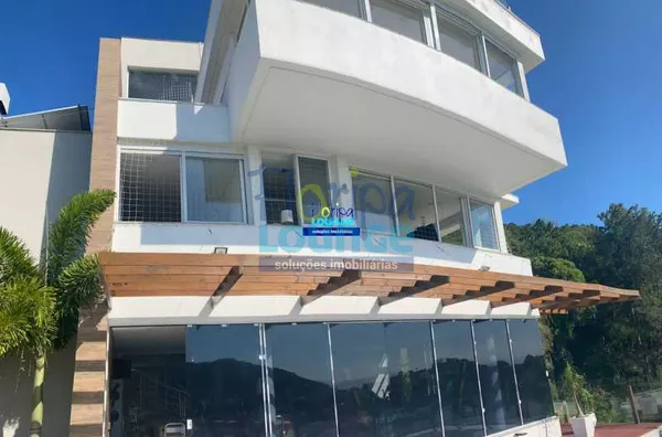 EXTRAORDINÁRIA MANSÃO DE CINEMA NO CACUPÉ