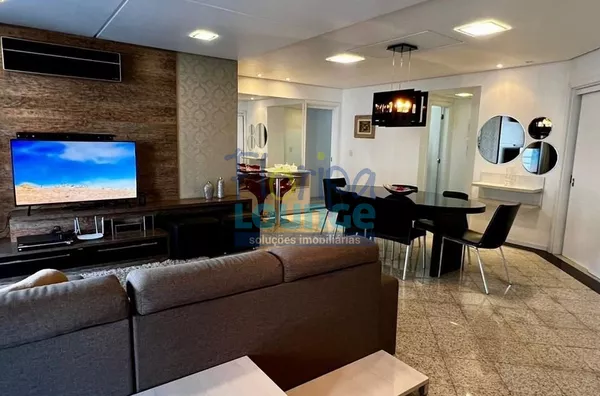 Apartamento de alto padrão, mobiliado e decorado no Centro de Florianópolis, com 4 dormitórios, sacada, 2 vagas e localização privilegiada.