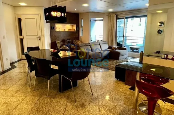 Apartamento de alto padrão, mobiliado e decorado no Centro de Florianópolis, com 4 dormitórios, sacada, 2 vagas e localização privilegiada.
