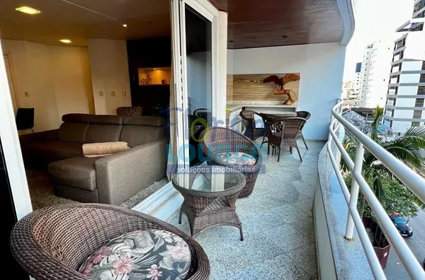 Apartamento de alto padrão, mobiliado e decorado no Centro de Florianópolis, com 4 dormitórios, sacada, 2 vagas e localização privilegiada.