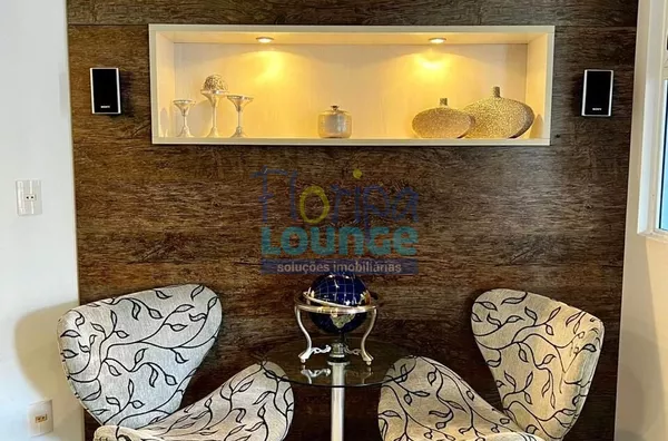 Apartamento de alto padrão, mobiliado e decorado no Centro de Florianópolis, com 4 dormitórios, sacada, 2 vagas e localização privilegiada.