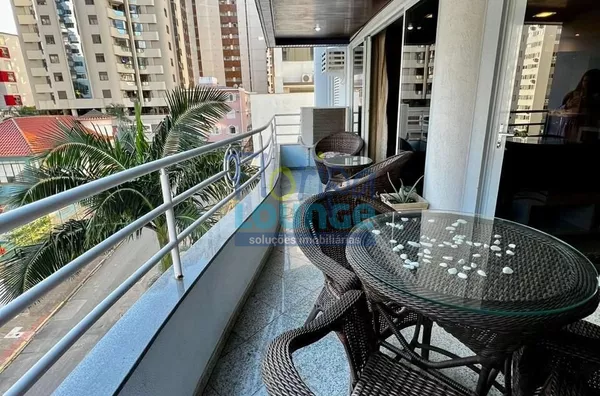 Apartamento de alto padrão, mobiliado e decorado no Centro de Florianópolis, com 4 dormitórios, sacada, 2 vagas e localização privilegiada.
