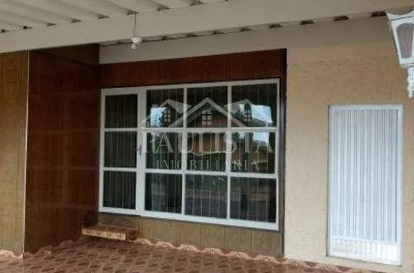 14-Casa em madeira com bay window, 2 dormitórios, lavanderia