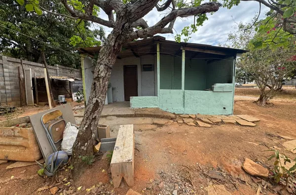 BAIXOU! CALEAL IMOVEIS aluga casa de caseiro com aprox. 35m2 dentro de condomínio na região do Alti Plano Leste, Jardim Botânico - Foto 2