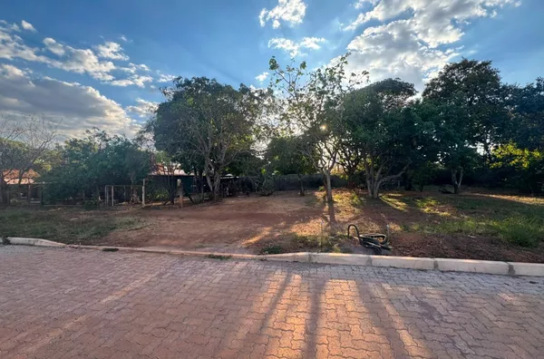Caleal vende lote medindo 400m2 com edícula de aprox. 73m2, Altiplano Leste, Brasília