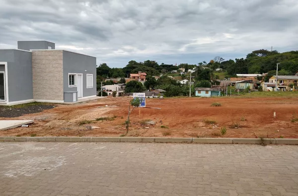 Excelente terreno! localizado no Loteamento Alamedas com uma área total de 300m² sendo  10,00 metros de frente por 30,00 metros de comprimento. Aceita financiamento bancário!