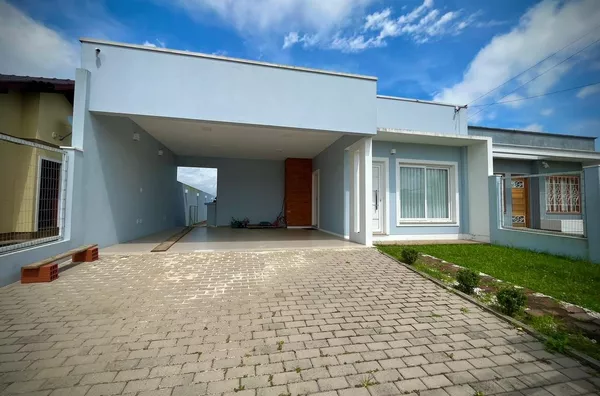 Casa semi-nova, mobiliada, com piscina, pátio fechado.