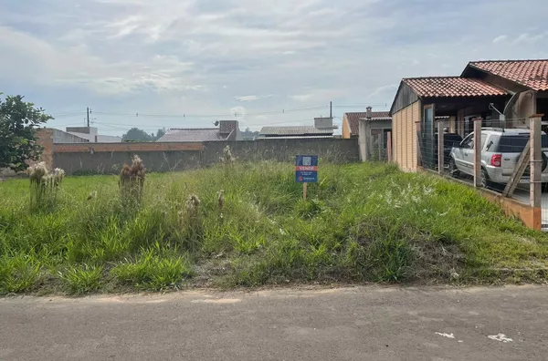 Terreno com rua asfaltada, pronto para construir.