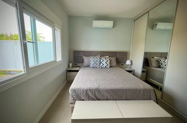 Casa semi-nova, mobiliada, com piscina, pátio fechado.