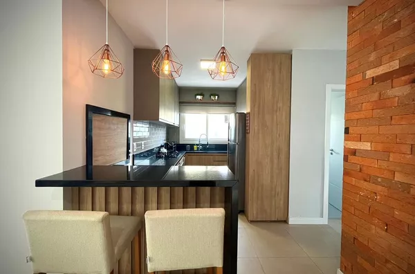 Casa semi-nova, mobiliada, com piscina, pátio fechado.