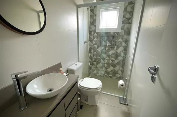 Casa semi-nova, mobiliada, com piscina, pátio fechado.