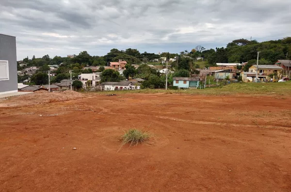 Excelente terreno! localizado no Loteamento Alamedas com uma área total de 300m² sendo  10,00 metros de frente por 30,00 metros de comprimento. Aceita financiamento bancário!