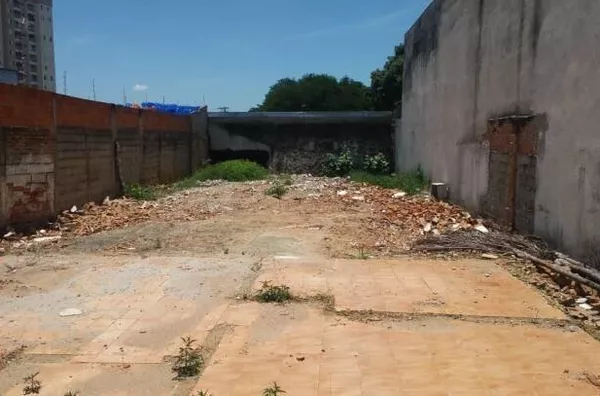 Terreno com 300 metros quadrados em avenida na Vila Industriial