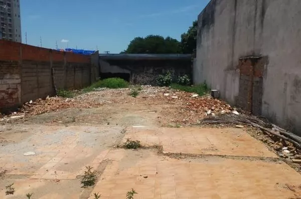 Terreno com 300 metros quadrados em avenida na Vila Industriial