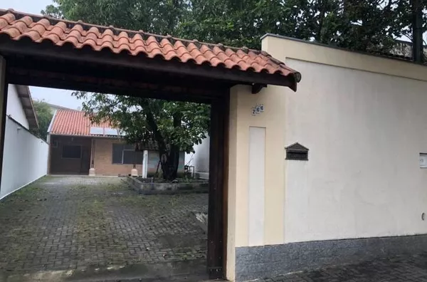 Casa com 03 quartos