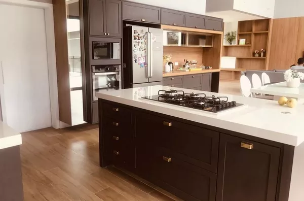 Casa a Venda com 4 Quartos 6 Banheiros 374m² Urbanova