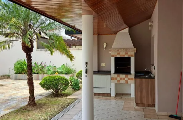 Casa em condomínio com 4 quartos, sendo 2 suítes, 242 metros - URBANOVA