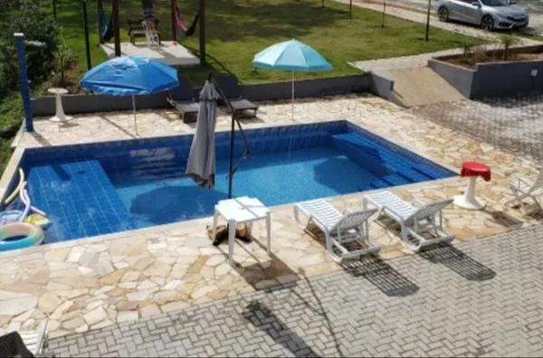 Chácara com piscina e vista para as montanhas