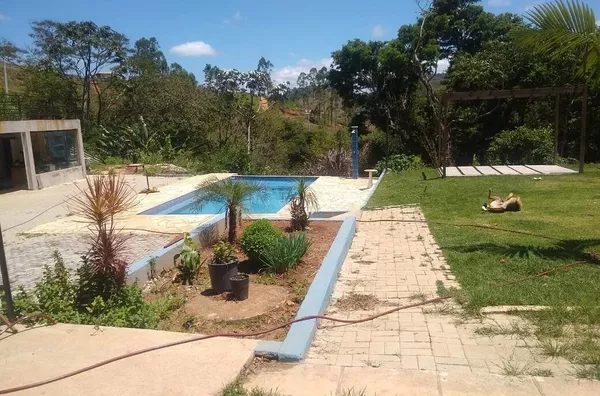 Chácara com piscina e vista para as montanhas