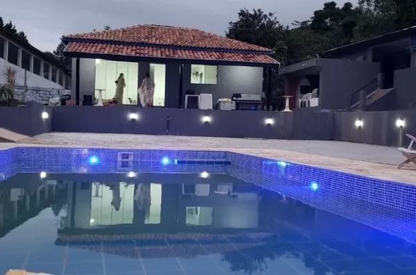 Chácara com piscina e vista para as montanhas