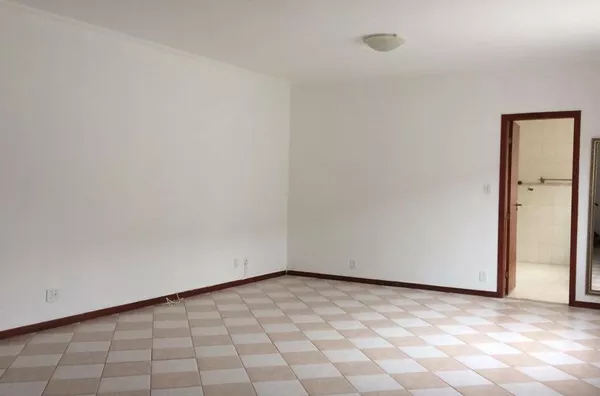 Casa 3 Quartos  150 mts para Locação - Jardim das Industrias