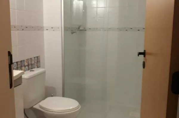 Aluga-se Apartamento com 03 dormitórios e sacada no Edifício Escuna