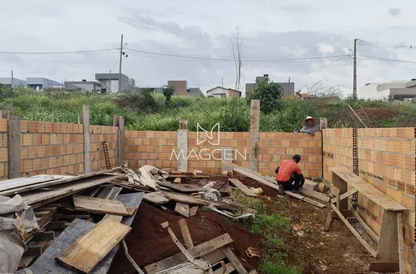 Casa nova com ampla sobra de lote e possibilidade de ampliação no Fraron