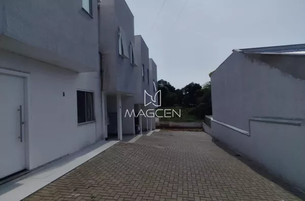 Sobrado á venda com 2 dormitórios