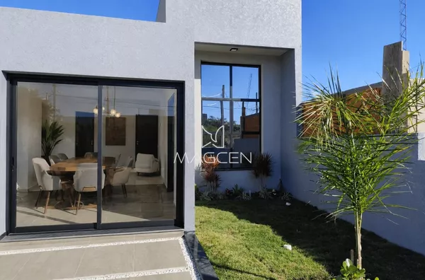 Casa com excelente acabamento a venda 