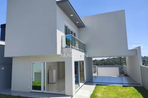 Sobrado com três suítes na entrada do bairro São Francisco