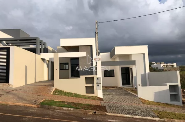 Casa de dois quartos e bastante sobra de lote aos fundos