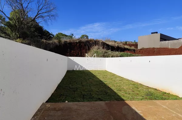 Casa com muita sobra de lote e área de festas 