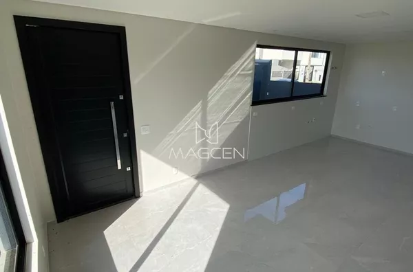 Casa com três suítes à venda