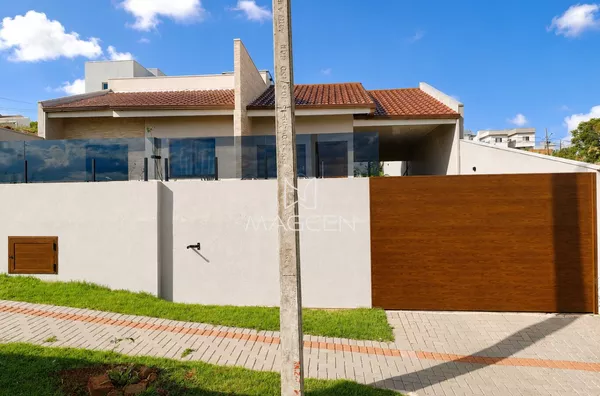 Casa com piscina aquecida e amplo terreno no bairro Fraron