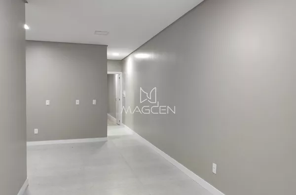 Casa com murros altos para edícula futura 