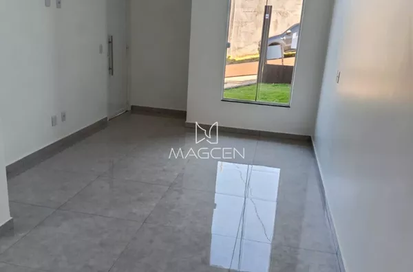 Casa de dois quartos com sobra de lote 