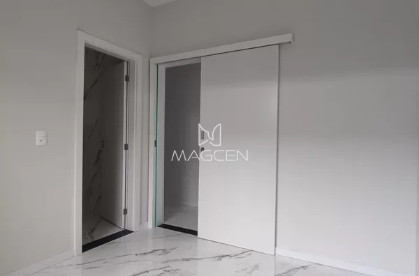 Demi-suíte com vista para a entrada 