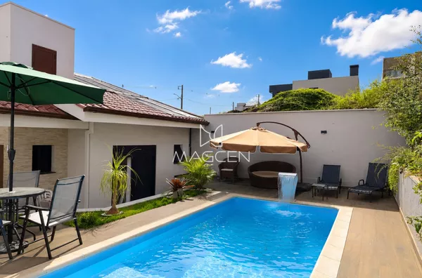 Casa com piscina aquecida e amplo terreno no bairro Fraron