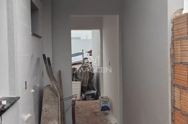 Casa nova com ampla sobra de lote e possibilidade de ampliação no Fraron