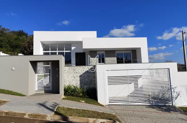 Casa com três suítes no bairro Industrial 