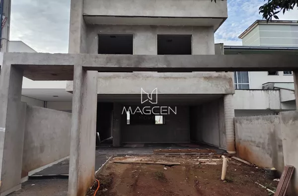 Sobrado na parte alta do bairro  Fraron com 3 dormitórios + escritório 