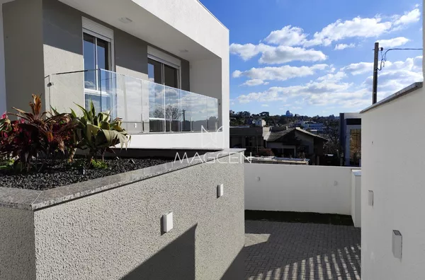 Casa com três suítes no bairro Industrial 