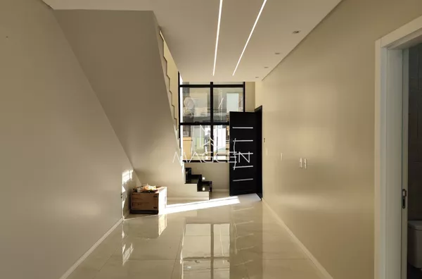 Sobrado com três suítes para venda 