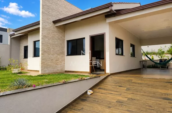 Casa com piscina aquecida e amplo terreno no bairro Fraron
