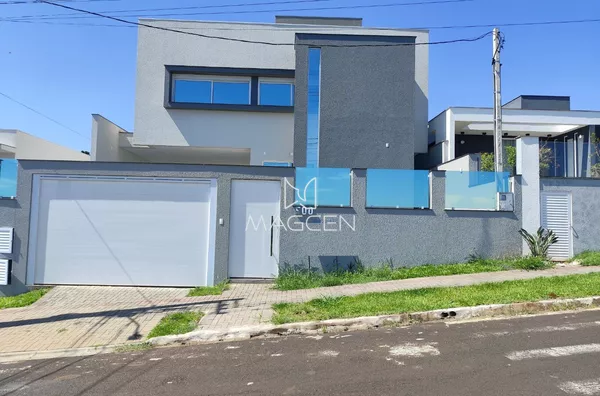 Sobrado com três suítes na entrada do bairro São Francisco
