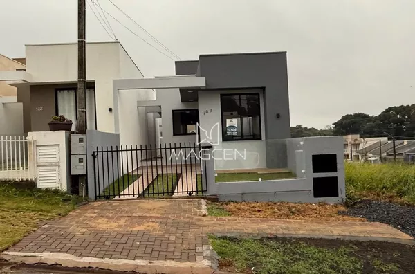 Casa com churrasqueira e amplo espaço nos fundos no bairro Fraron