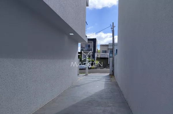 Sobrado com espaço para dois carros 