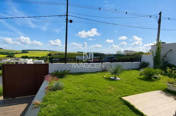Casa com piscina aquecida e amplo terreno no bairro Fraron