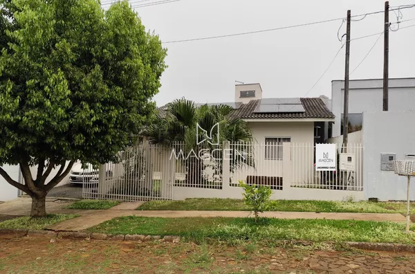 Casa com piscina perto do posto de saúde do Fraron 